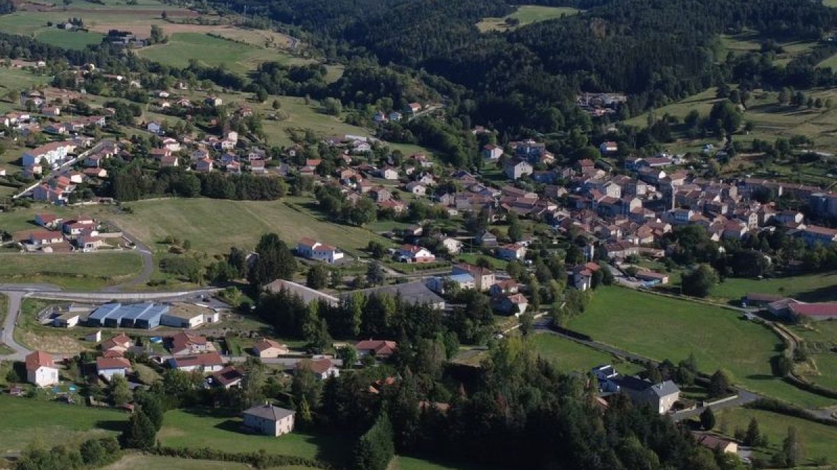 Le bourg de Laussonne vu du ciel