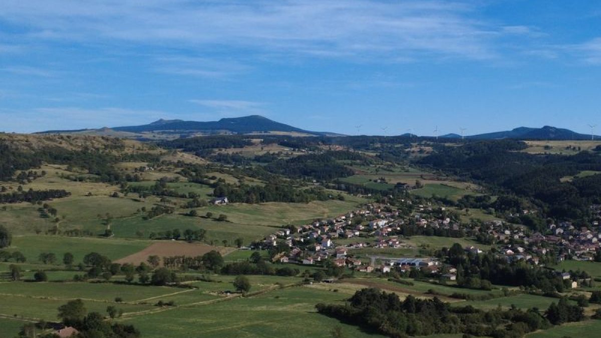 Les monts du Mézenc à l'horizon depuis les hauteurs de Laussonne