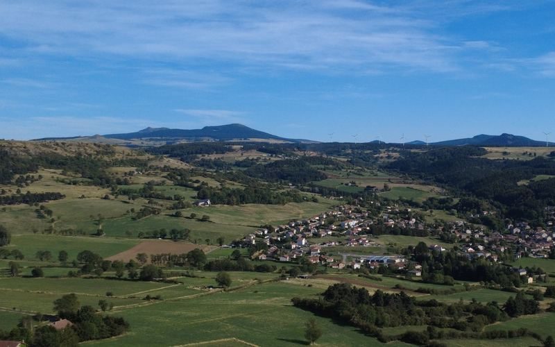 Les monts du Mézenc à l'horizon depuis les hauteurs de Laussonne